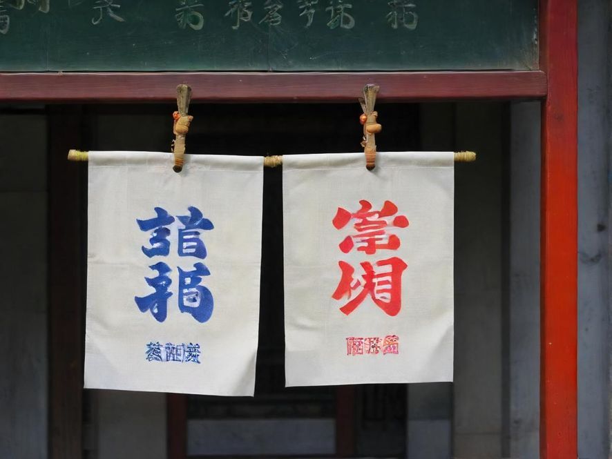 广州一家桑拿会所的私密包厢内部，暖色调灯光营造出温馨舒适的氛围，装饰带有东方风格，床铺整洁，适合放松休息。