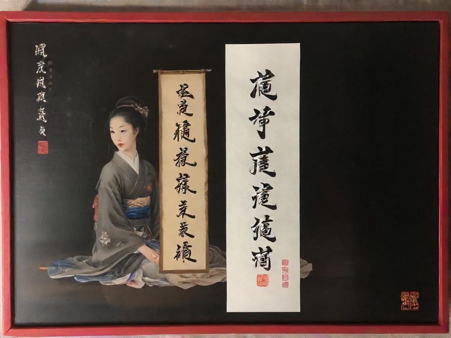 一只手轻轻托起一杯晶莹剔透的特调饮品,饮品中点缀着新鲜水果和香草,背景是窗外模糊的街景,光线柔和,营造出一种静谧而美好的氛围。