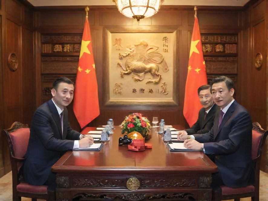 一群朋友在户外咖啡馆里谈笑风生,享受着愉快的休闲时光,展现了通过百花丛资源网发现的精彩生活场景。