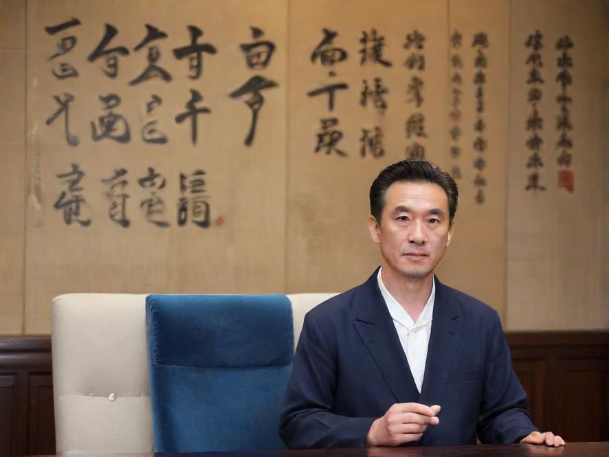 一个人在电脑前探索蒲君论坛,脸上洋溢着发现新大陆的惊喜表情,屏幕上闪烁着各种有趣的帖子和讨论,背景是未来感十足的数字信息流,暗示着一个充满未知和乐趣的虚拟世界。