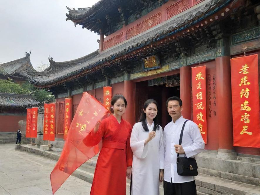 广州创意市集,人潮涌动,摊位上摆满艺术品